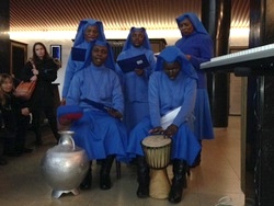 Die nigerianischen Schwestern präsentieren afrikanische Rhythmen